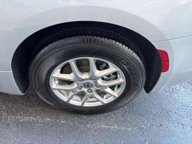 Pre-Owned 2024 Chrysler Voyager LX - photo - 14