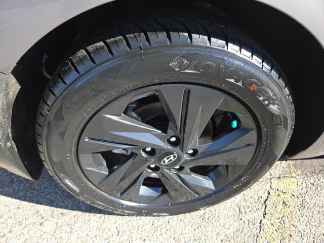 Pre-Owned 2023 Hyundai Elantra SEL - photo - 17