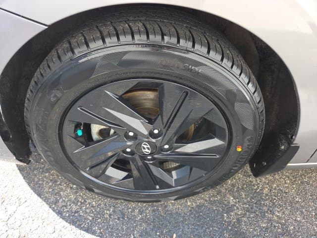 Pre-Owned 2023 Hyundai Elantra SEL - photo - 19