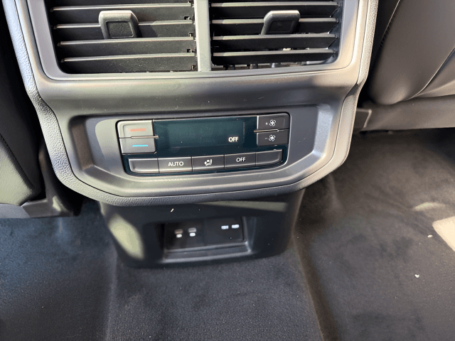 New 2027 Volkswagen Atlas SE w/Technology - photo - 8
