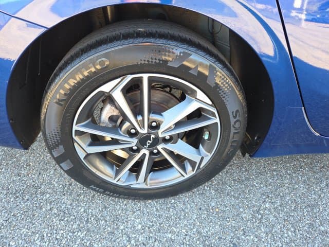 Pre-Owned 2022 Kia Forte LXS - photo - 14